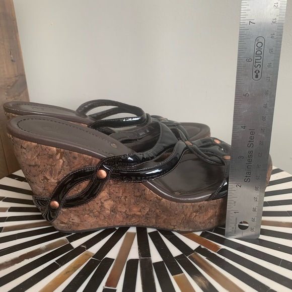 COLE HAAN wedge cork sandals with black patent straps & copper accents - Picture 3 of 7